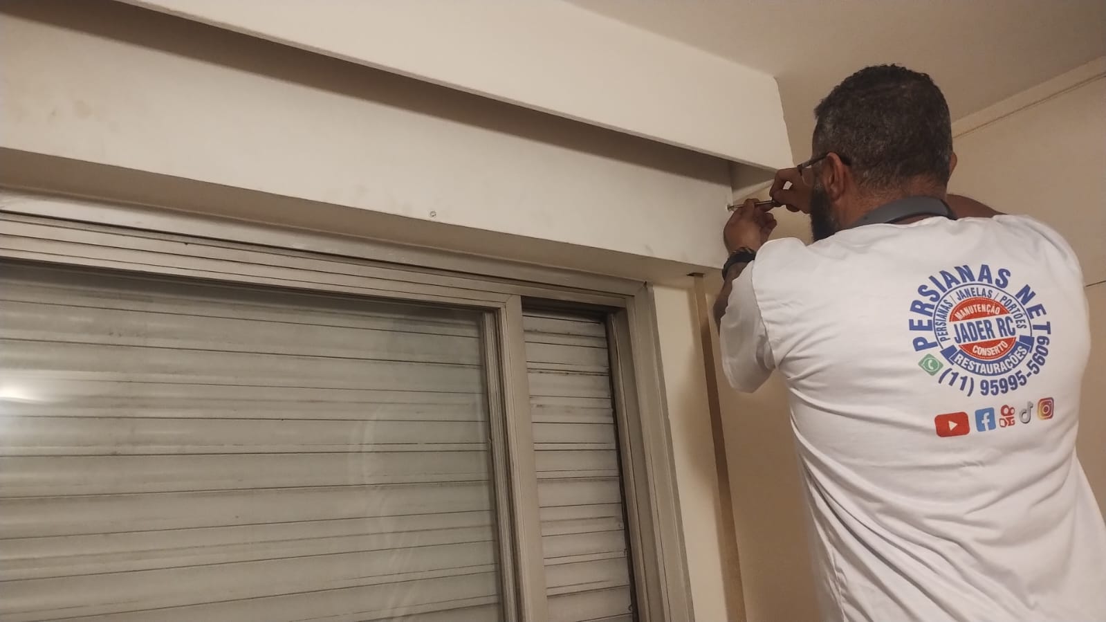 Manutenção e pintura de persiana externa